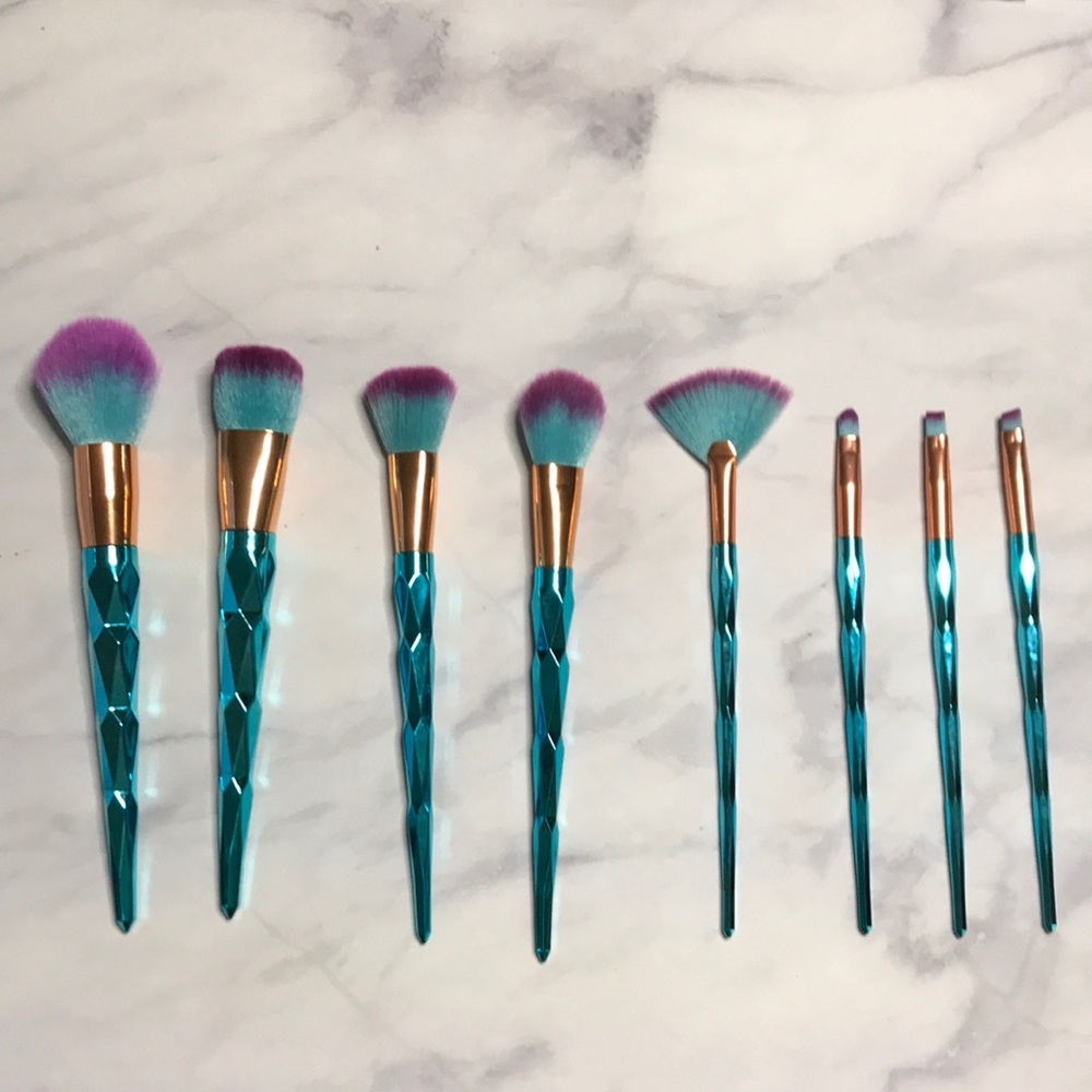 An 9 piece NEW makeup brush set